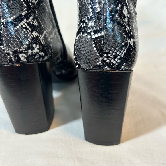 Diba True Boots Faux Snake Skin Chunky 3.5in Heel Black White Point Toe Size 7.5 - Picture 4 of 15